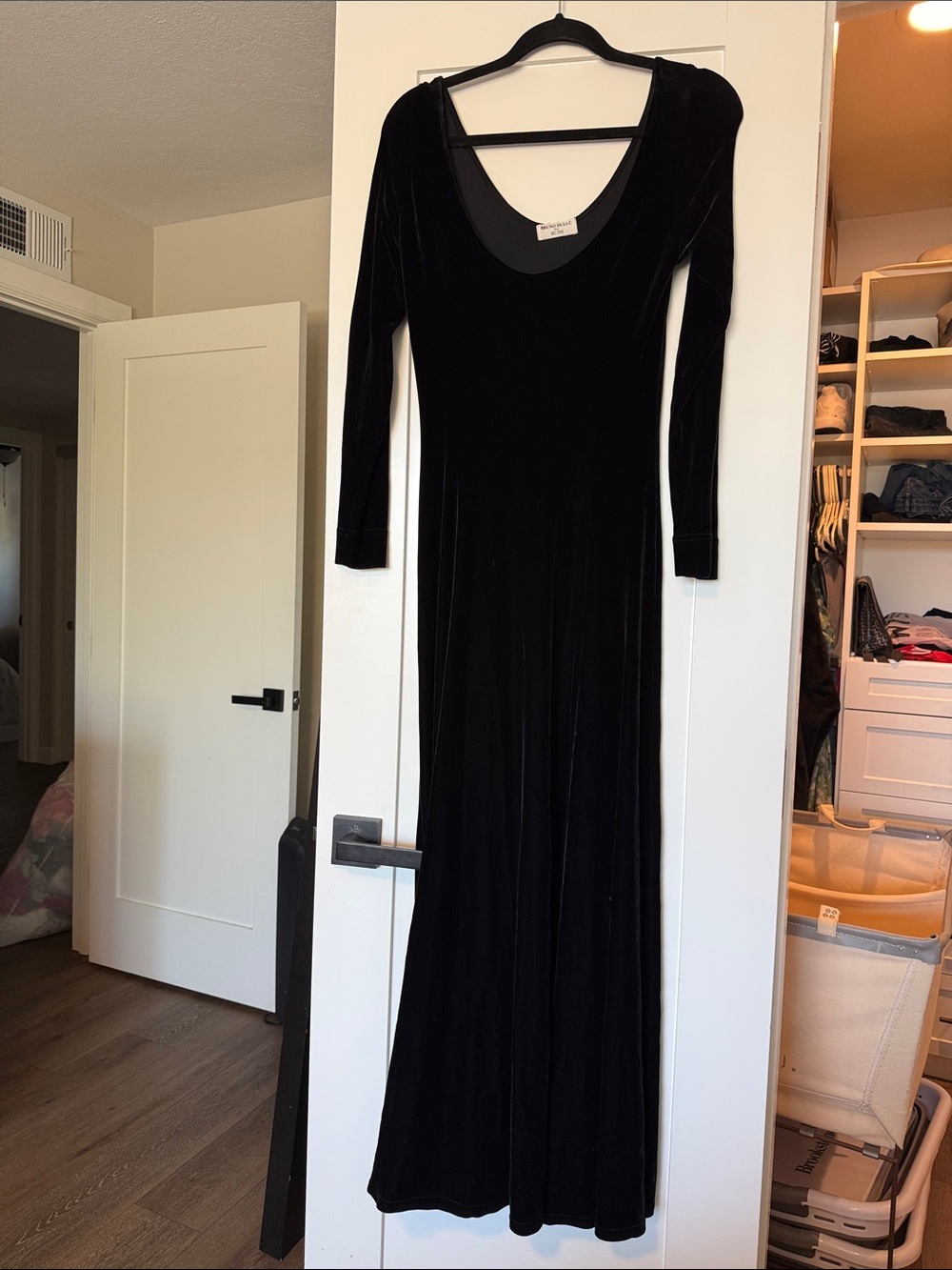 Elegant Black Velvet Long-Sleeve Maxi Dress